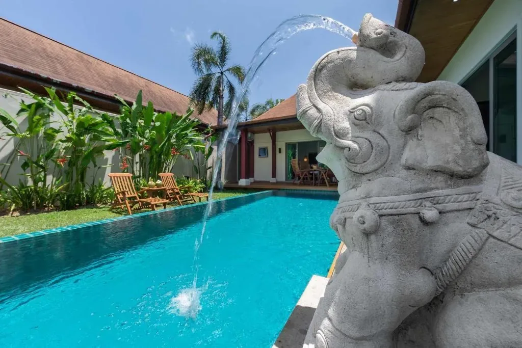 Villa Kokyang, Най Харн — фонтан-слон у бассейна