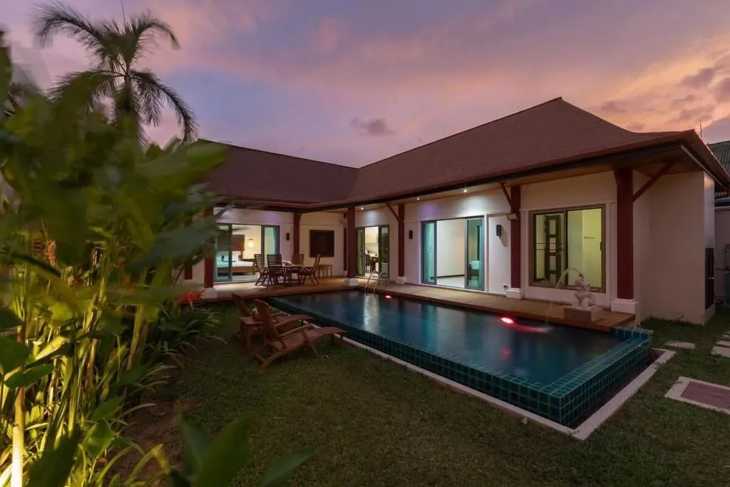 Villa Kokyang, Най Харн — подсветка бассейна и виллы на закате