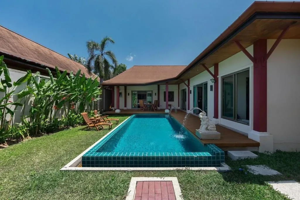 Villa Kokyang, Най Харн — бассейн в тёмной мозаике вдоль дома