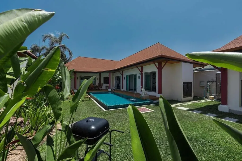Villa Kokyang, Най Харн — барбекю на газоне у бассейна