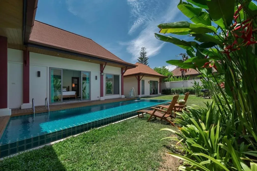 Villa Kokyang, Най Харн — бассейн вдоль газона и шезлонги