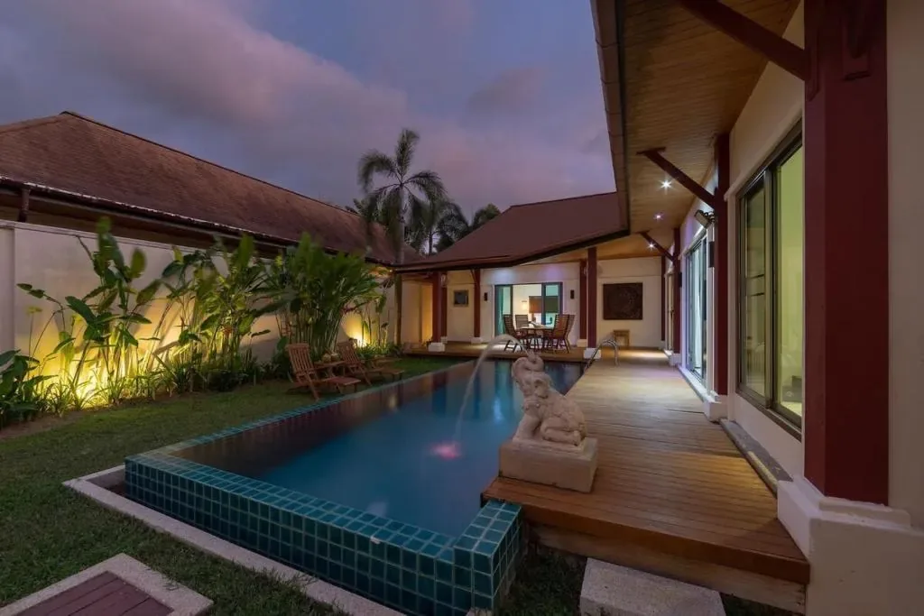 Villa Kokyang, Най Харн — вечерний вид на бассейн и террасу