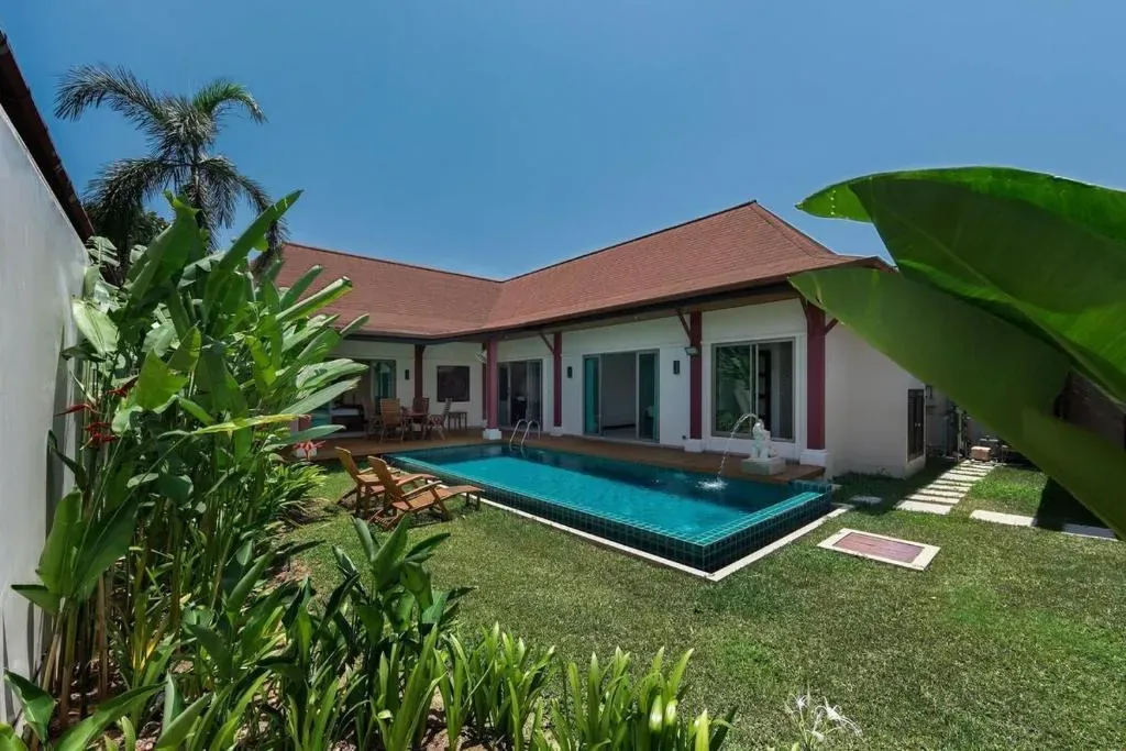 Villa Kokyang, Най Харн — бассейн и газон во внутреннем дворе