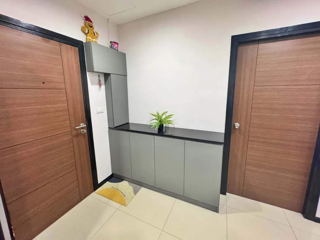 Апартаменты 2 спальни 72 м², NBC Nai Harn — прихожая со встроенным шкафом