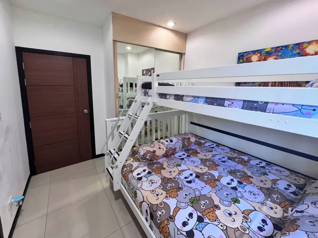 Апартаменты 2 спальни 72 м², NBC Nai Harn — детская комната с зеркалом