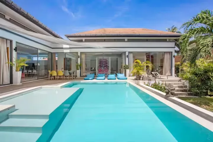 Villa Virginie, Най Харн — бассейн со ступенями и лежаками в воде