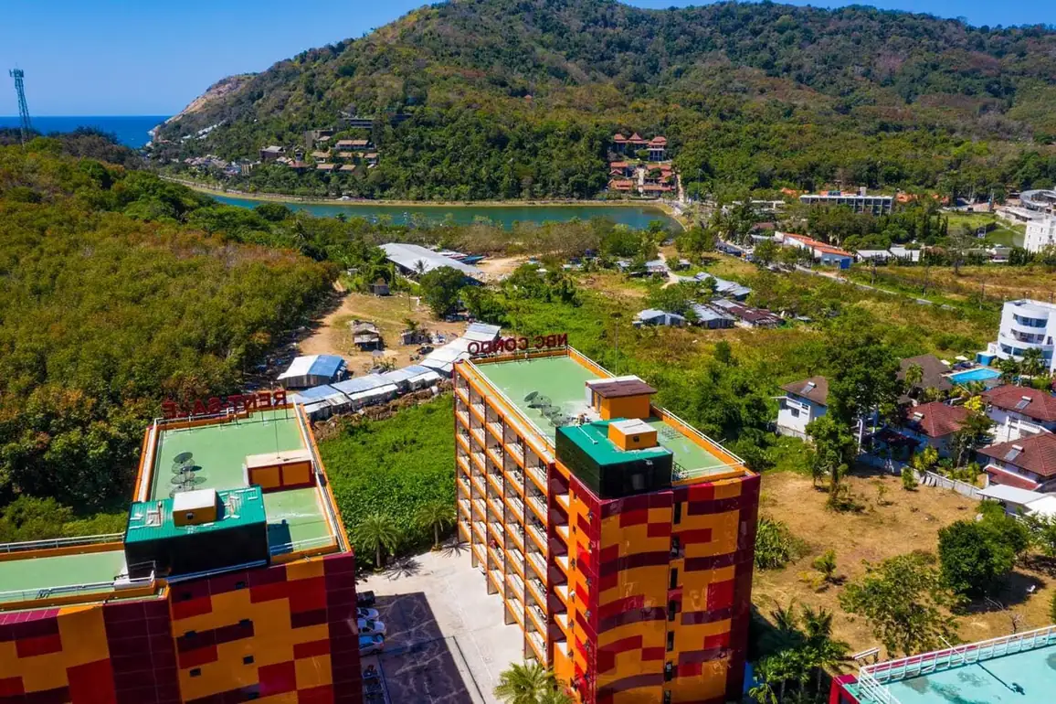 Комплекс среди холмов с видом на море — NBC / Nai Harn Beach Condo, Найхарн