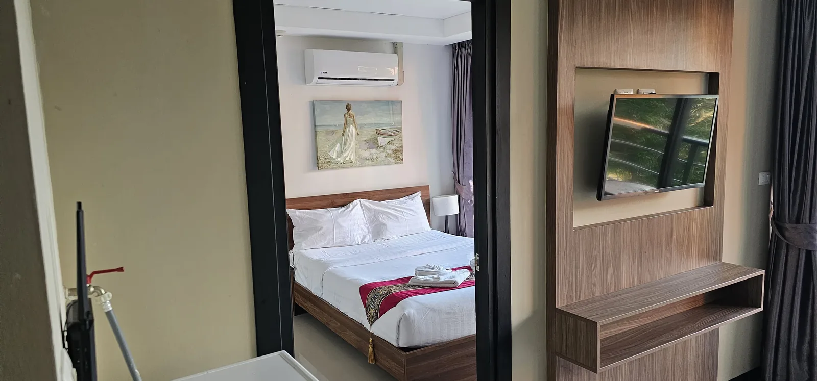 Спальня с телевизором и деревянной стеновой панелью — NBC / Nai Harn Beach Condo, Найхарн