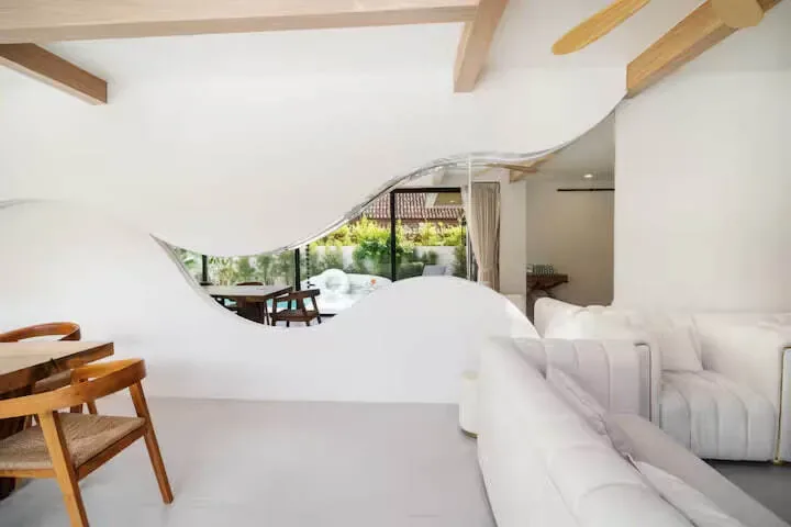 Project X Villa, Най Харн — волнообразная перегородка между гостиной и столовой