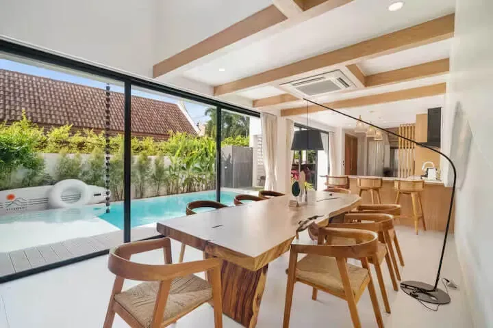 Project X Villa, Най Харн — столовая с видом на бассейн