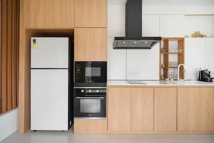 Project X Villa, Най Харн — кухонная линия с духовым шкафом и холодильником