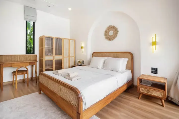 Project X Villa, Най Харн — спальня с рабочим столом