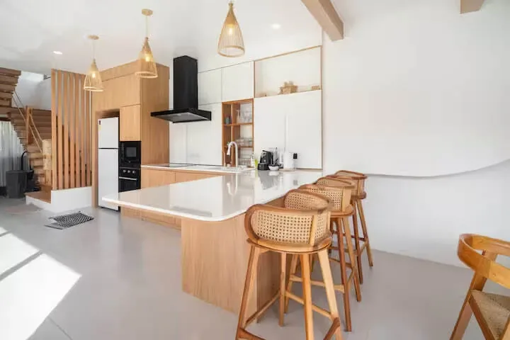 Project X Villa, Най Харн — кухонный остров с барными стульями