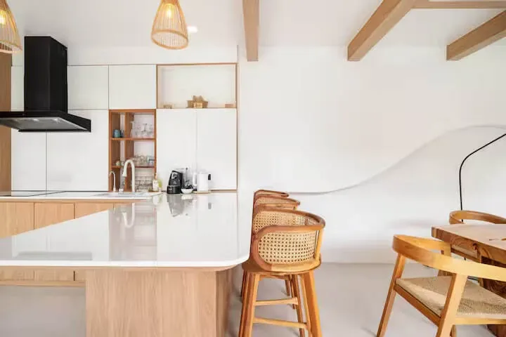 Project X Villa, Най Харн — остров с барными стульями крупным планом