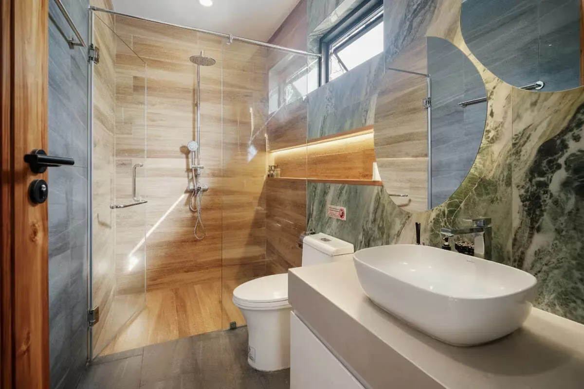 Project X Villa, Най Харн — душевая с мраморной стеной