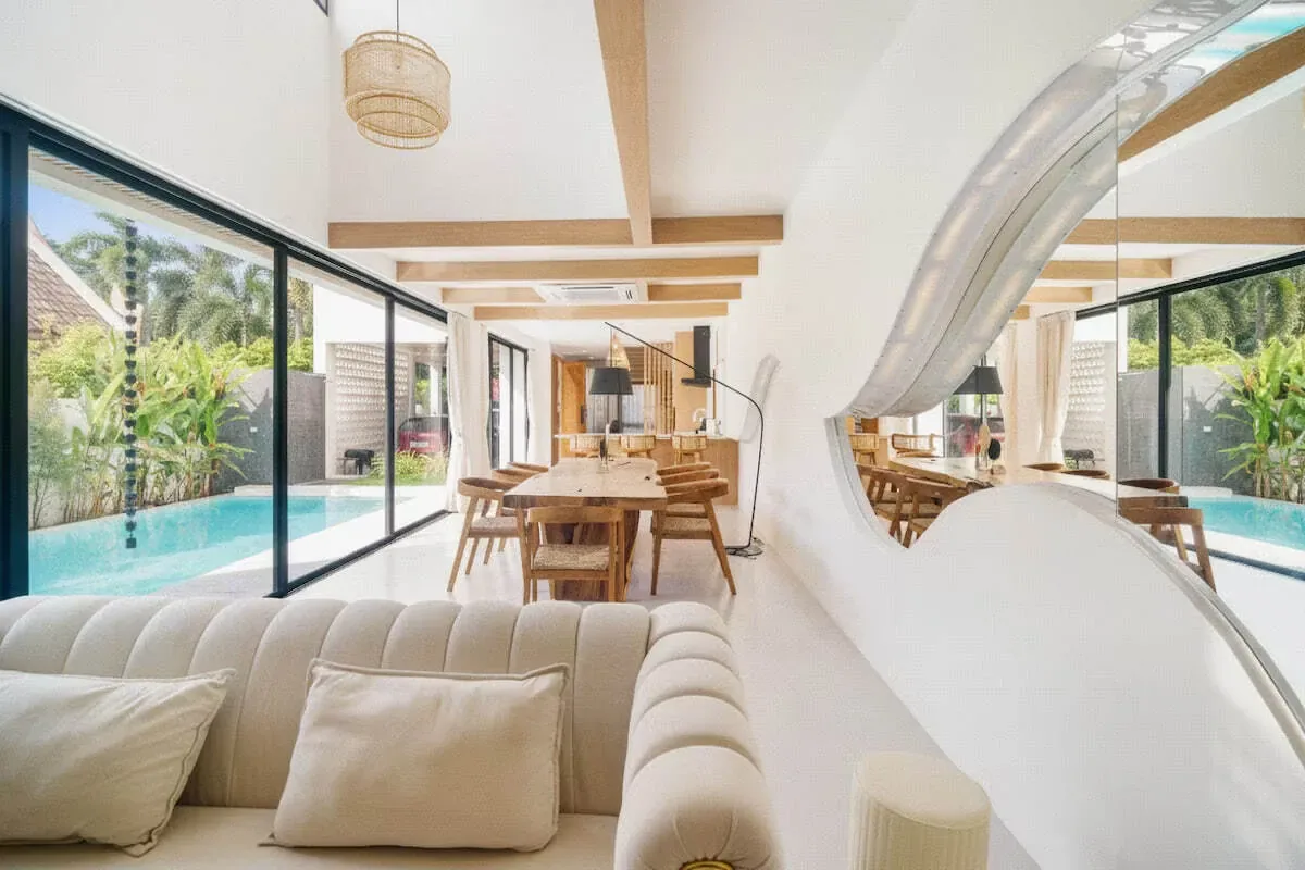 Project X Villa, Най Харн — гостиная с волнообразной перегородкой и видом на бассейн