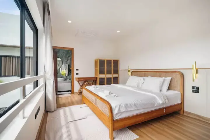 Project X Villa, Най Харн — спальня и зеркало у окна