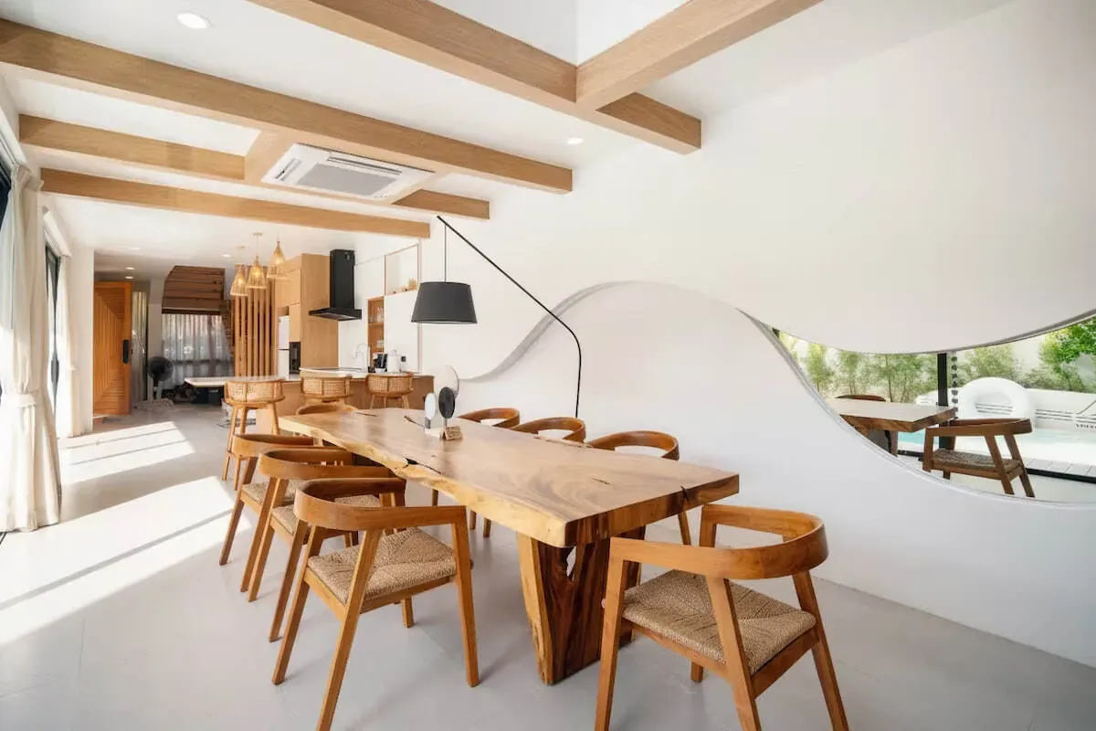 Project X Villa, Най Харн — обеденный стол из массива