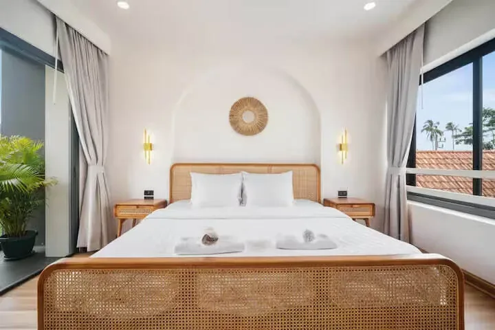 Project X Villa, Най Харн — спальня с ротанговой кроватью