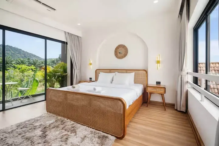 Project X Villa, Най Харн — спальня с видом на зелень