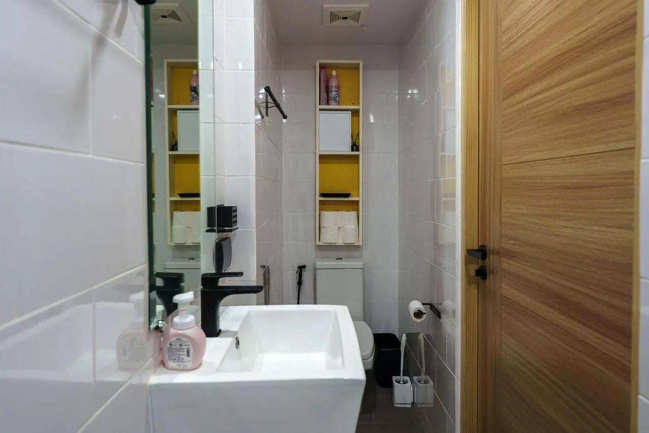 Emerald Poolside Duplex, Най Харн — санузел с раковиной и жёлтыми нишами