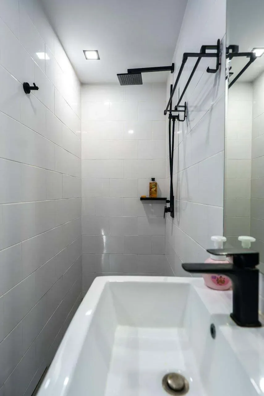 Emerald Poolside Duplex, Най Харн — ванная с душевой и чёрной сантехникой