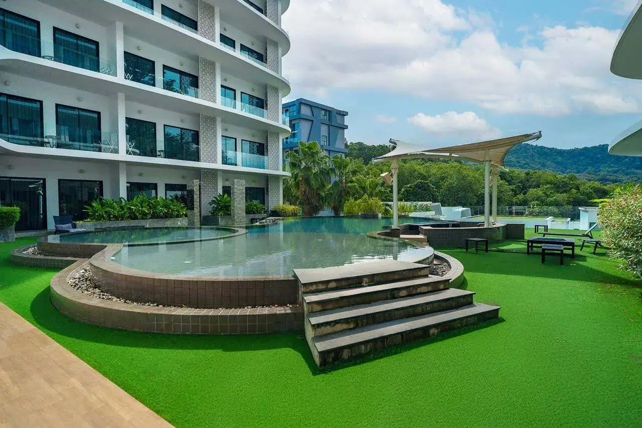 Emerald Poolside Duplex, Най Харн — бассейн резиденции с газоном и навесом