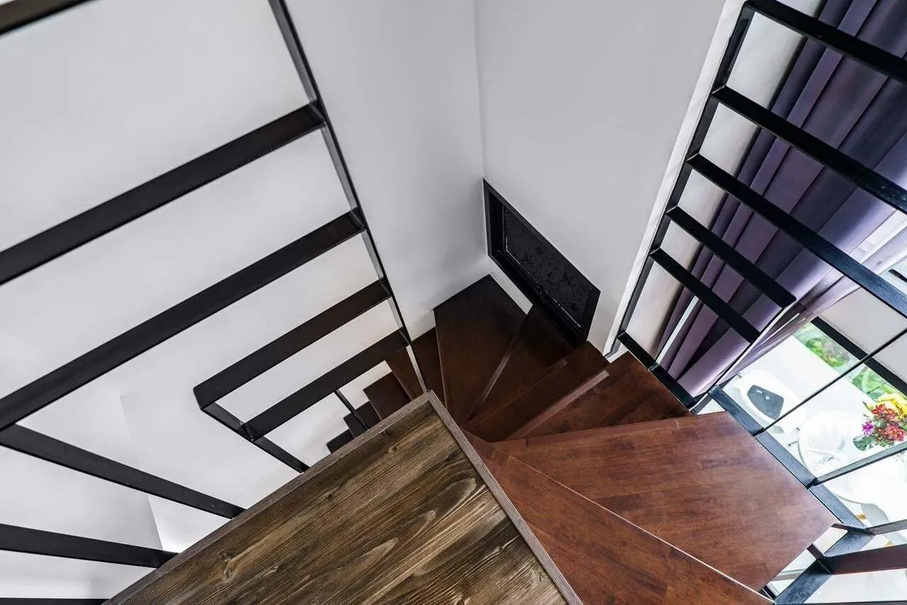 Emerald Poolside Duplex, Най Харн — лестница из чёрного металла на второй уровень
