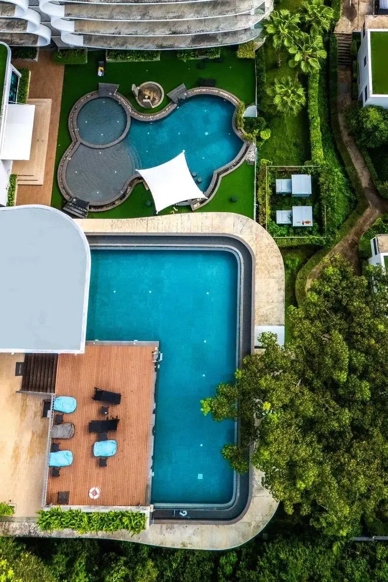 Emerald Poolside Duplex, Най Харн — бассейны и зоны отдыха резиденции с высоты