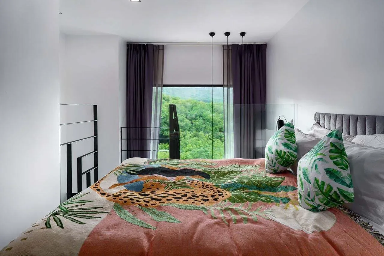 Emerald Poolside Duplex, Най Харн — спальня на втором уровне с окном на зелень