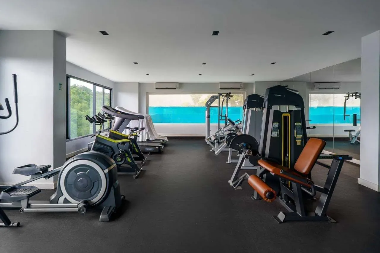 Emerald Poolside Duplex, Най Харн — тренажёрный зал с видом на бассейн