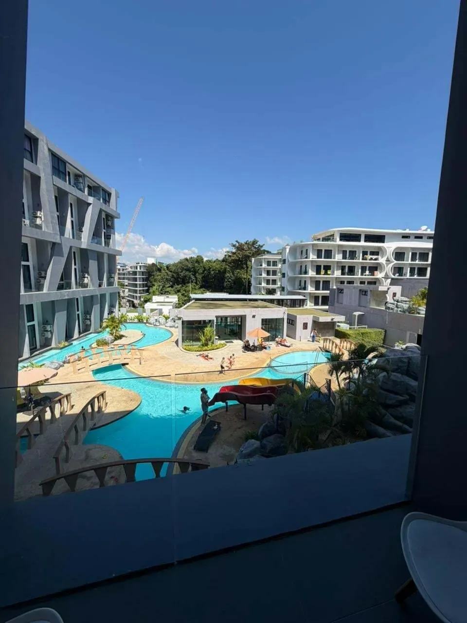 Emerald Poolside Duplex, Най Харн — вид с балкона на бассейны резиденции