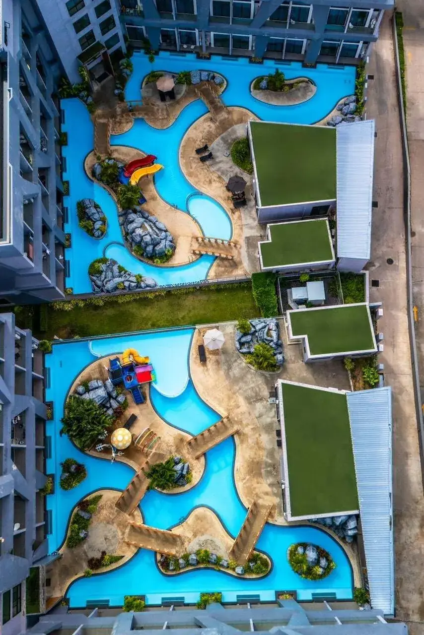 Emerald Poolside Duplex, Най Харн — лагунные бассейны между корпусами сверху
