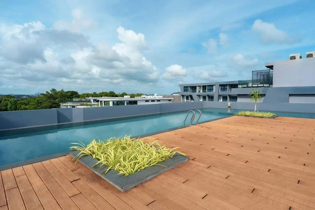 Emerald Poolside Duplex, Най Харн — бассейн на крыше с деревянным настилом