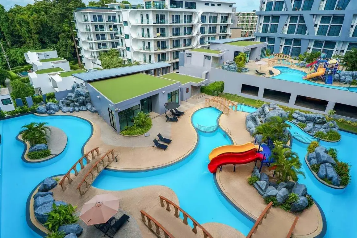 Emerald Poolside Duplex, Най Харн — лагунный бассейн с горкой и островками