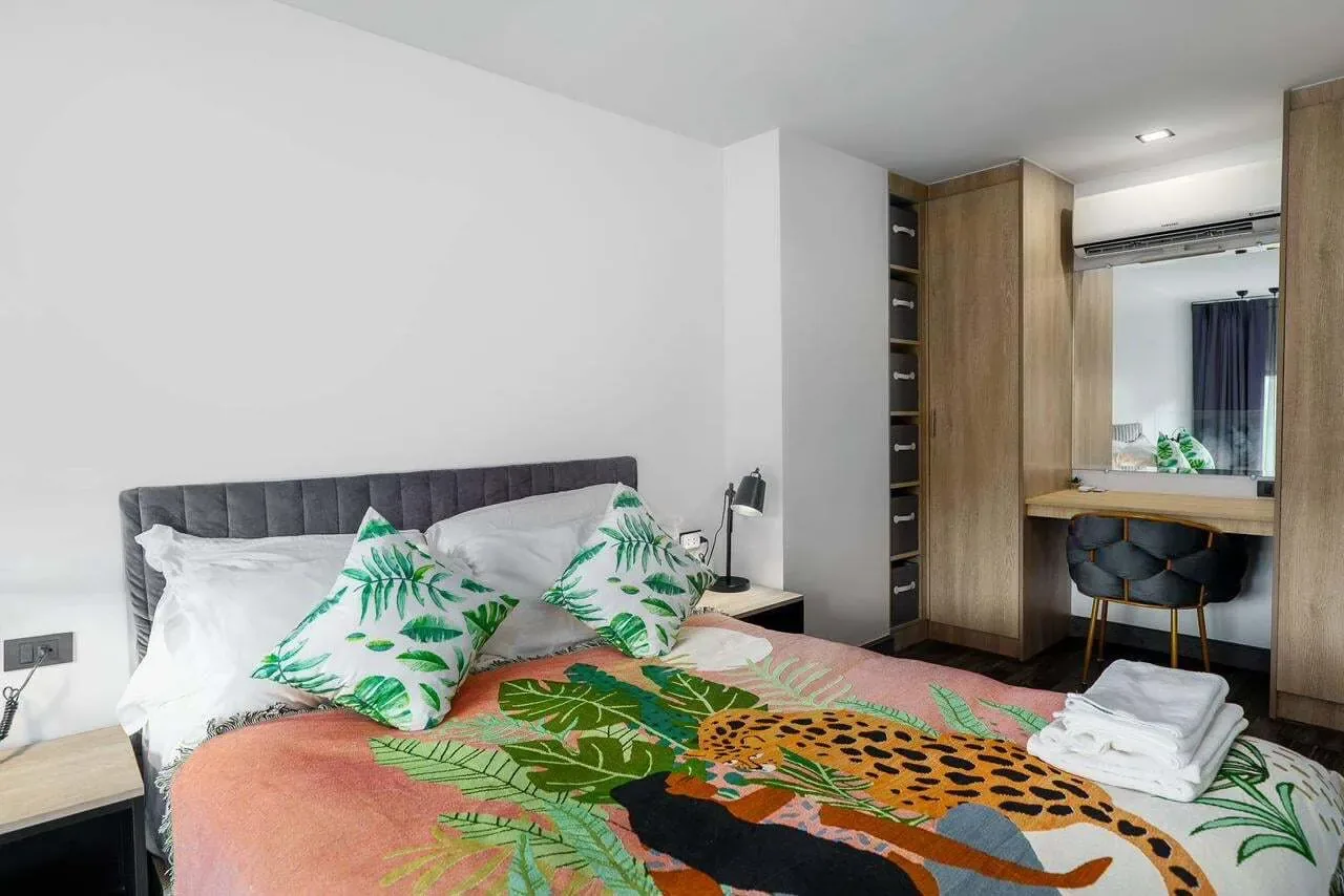 Emerald Poolside Duplex, Най Харн — спальня с ярким покрывалом и рабочим столом