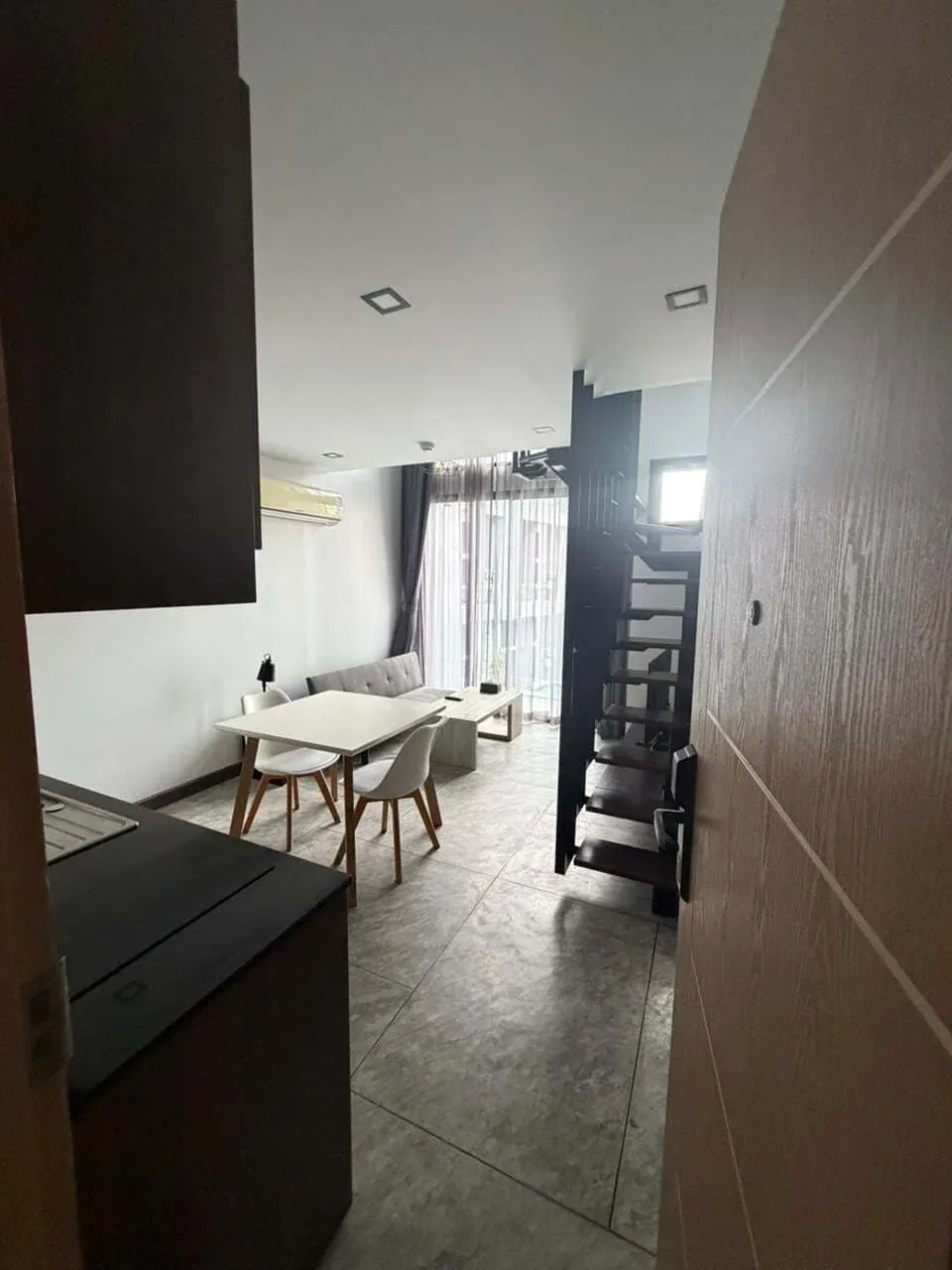 Emerald Poolside Duplex, Най Харн — гостиная с кухней и лестницей на второй уровень