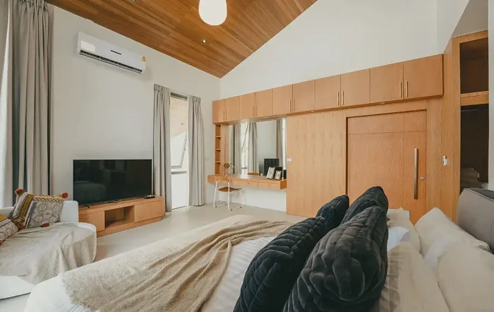 Спальня с телевизором и деревянным потолком — The Trinity Village, Банг Тао