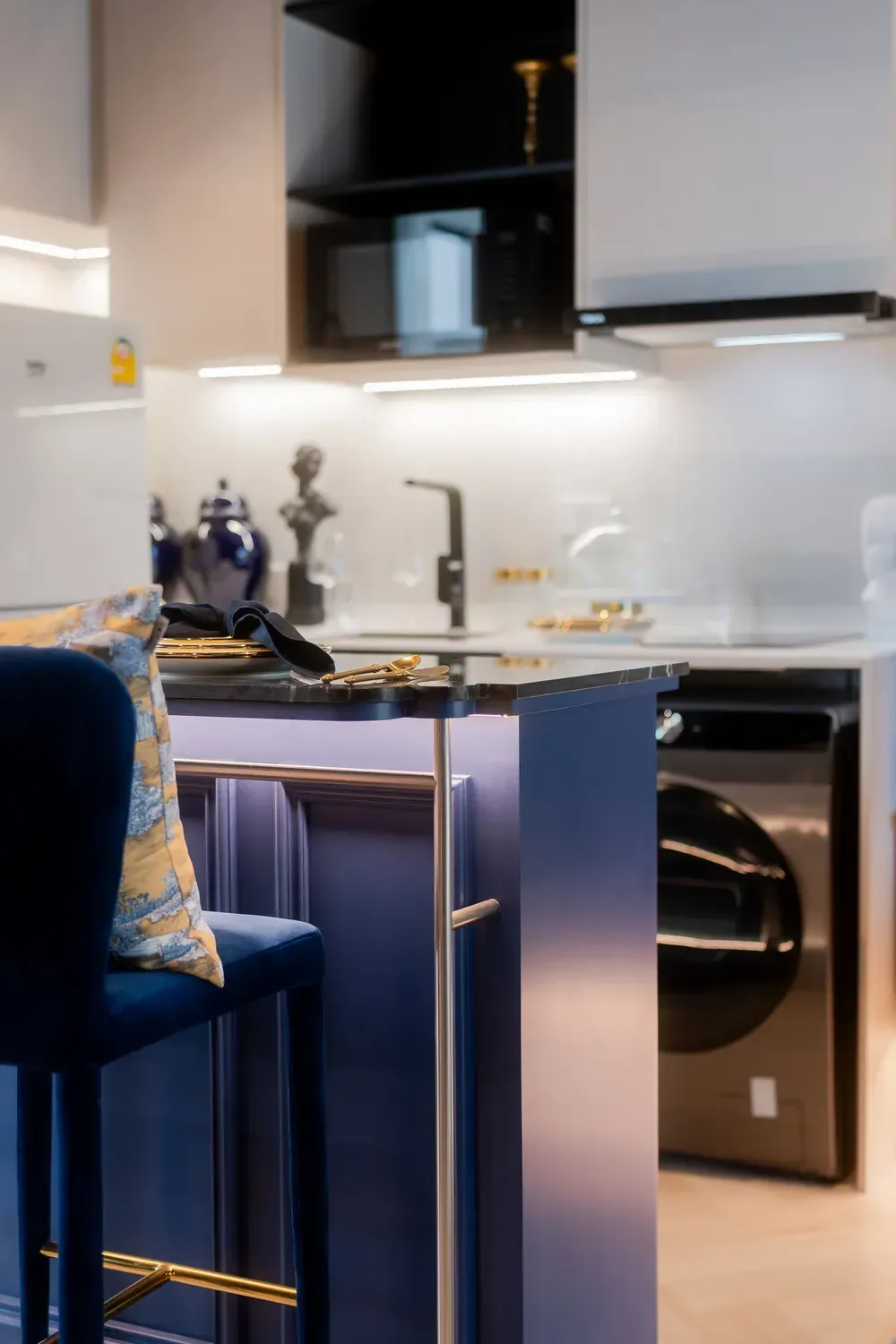 Kitchen island with bar stools and oven — The Title Heritage, Bang Tao