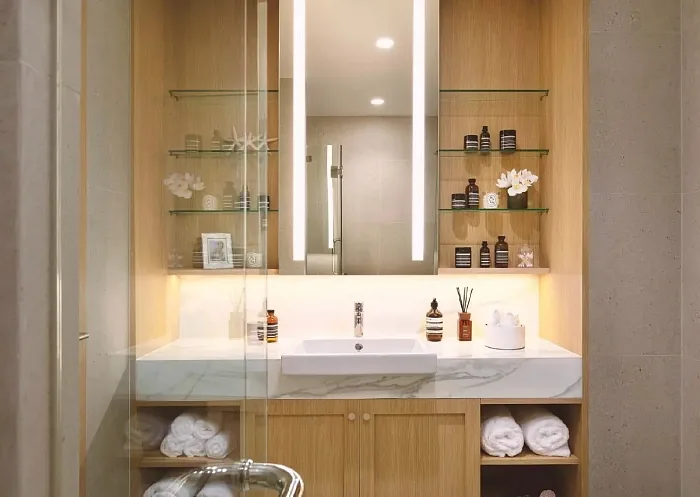 Ванная с двойной раковиной и открытыми полками — Sudara Condominium, Банг Тао
