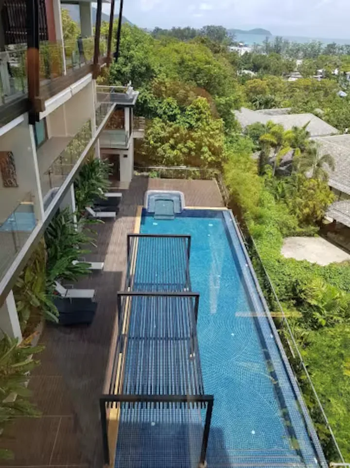 Swim-Up Condo, Най Харн — бассейн резиденции с деревянными мостками в зелени