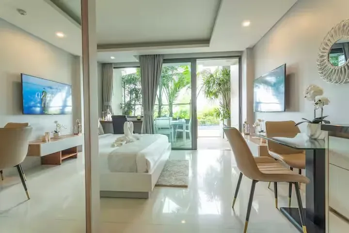 Swim-Up Condo, Най Харн — спальня с рабочим столом и панорамной дверью