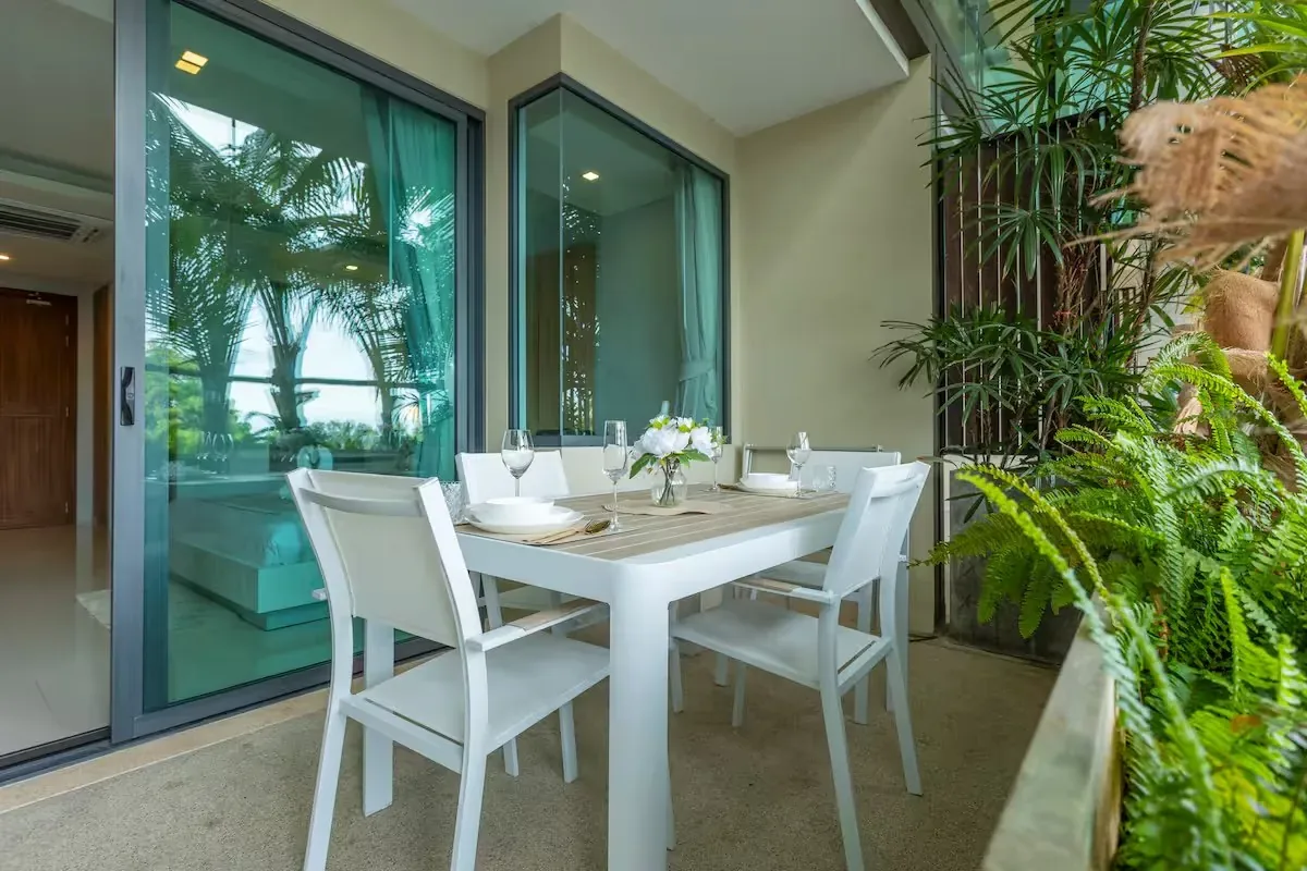 Swim-Up Condo, Най Харн — терраса со столом и выходом к бассейну