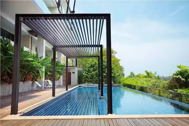 Swim-Up Condo, Най Харн — бассейн под навесом-перголой на террасе резиденции