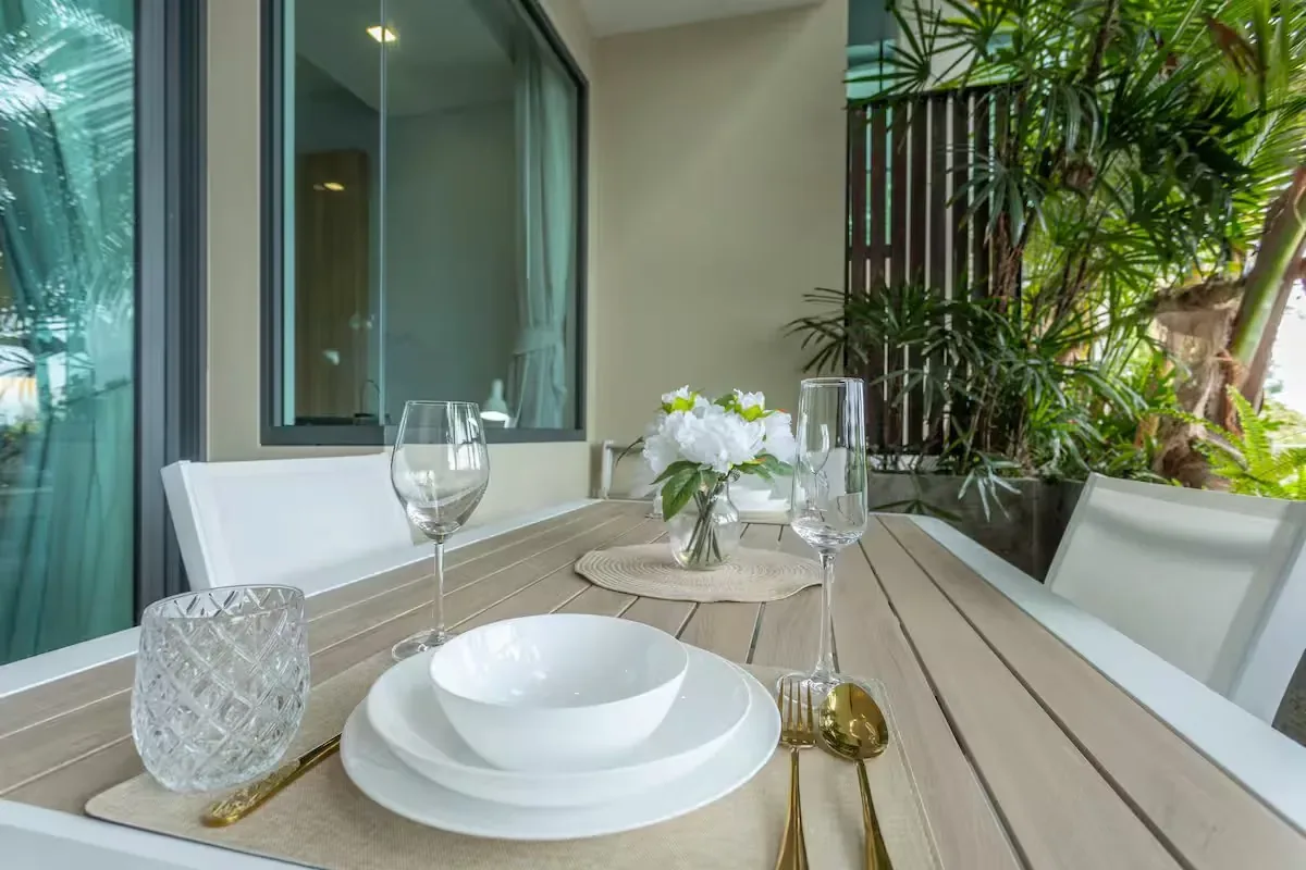 Swim-Up Condo, Най Харн — терраса с обеденным столом среди зелени