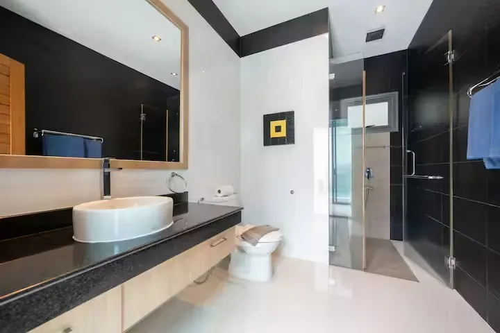 Baannaraya Villa, Най Харн — санузел с чёрной отделкой и душевой