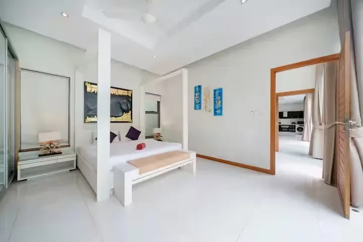 Baannaraya Villa, Най Харн — спальня с зеркальной стеной и выходом в холл