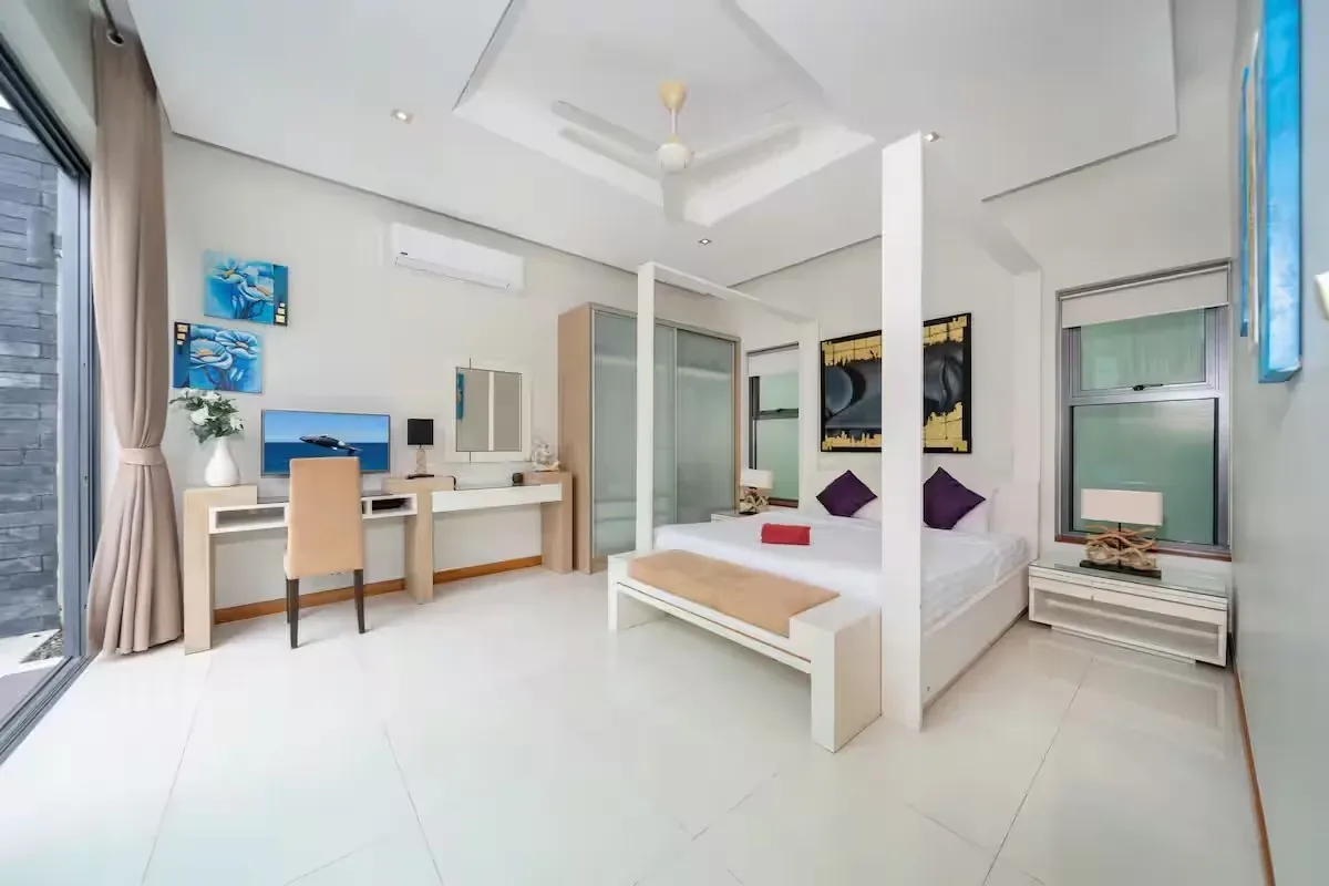Baannaraya Villa, Най Харн — спальня с рабочим столом и гардеробом