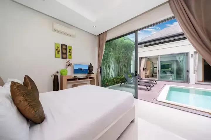 Baannaraya Villa, Най Харн — вторая спальня с выходом к воде