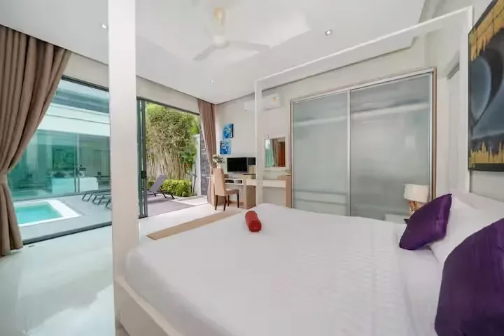 Baannaraya Villa, Най Харн — спальня с выходом к бассейну